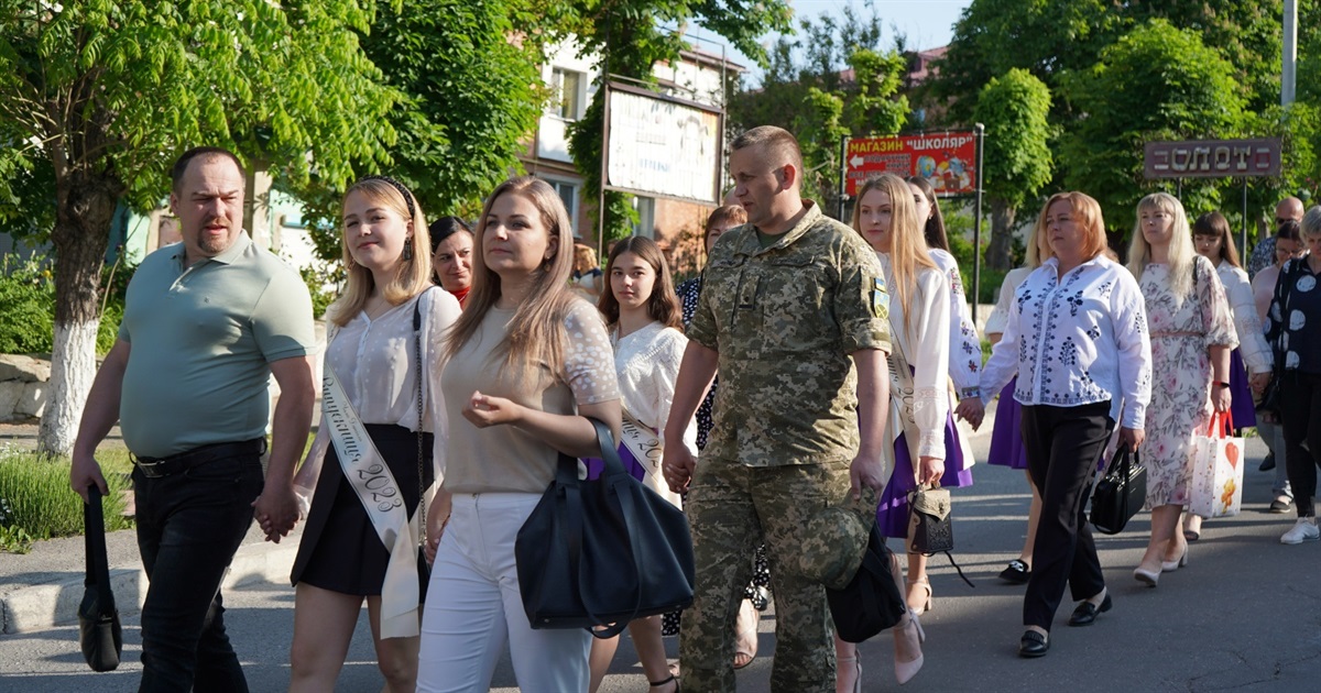 Батьківська хода. За руку з батьками городоцькі випускники прийшли на свій останній урок