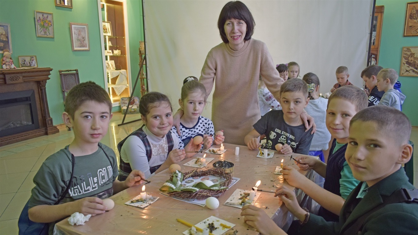 275 юних жмеринчан навчилися розписувати писанки в міському музеї: фото