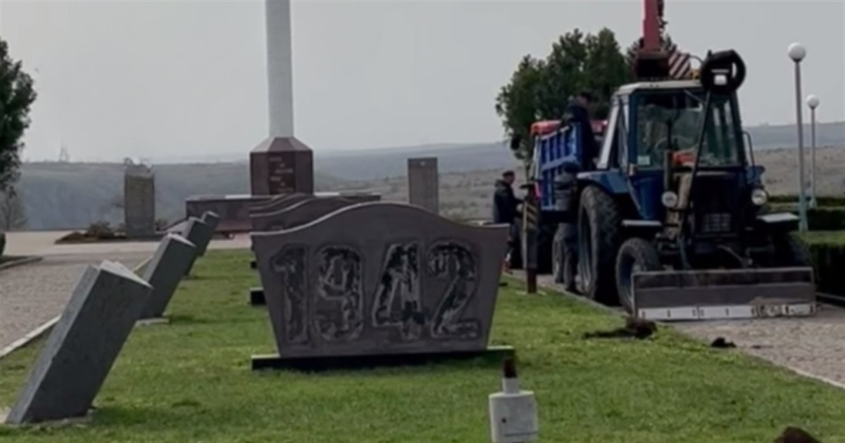 В Южноукраїнську демонтують для реставрації пам'ятники воїнам II світової війни. Дивіться чому