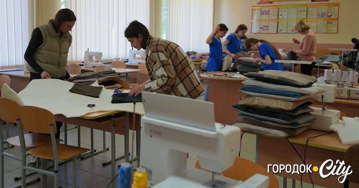 Понад 100 подушок за два тижні. У четвертому ліцеї продовжують справу «городоцьких в’язальниць»