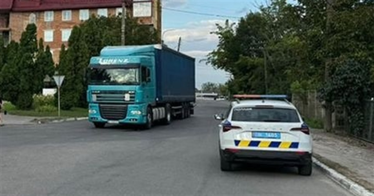 У Старокостянтинові вантажний автомобіль збив пенсіонерку