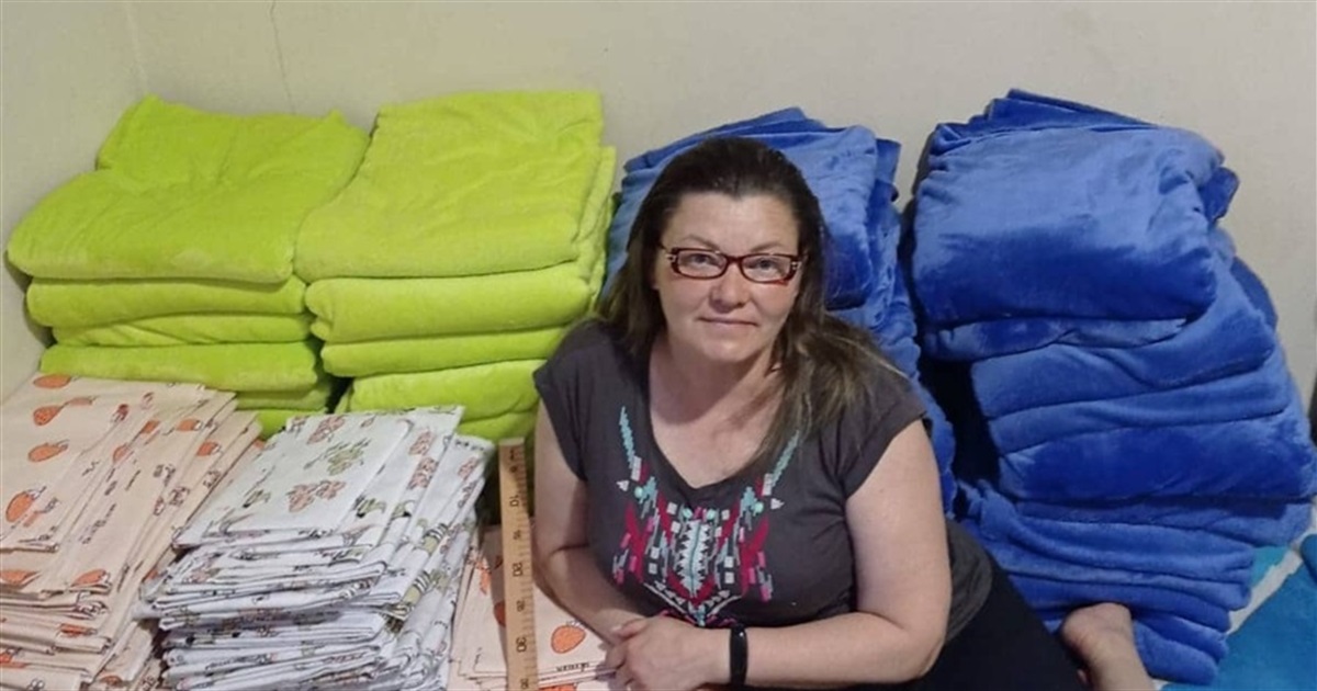 Евакуювала з Сєвєродонецька швейну машинку. І пошила 200 пледів та постільної білизни переселенцям