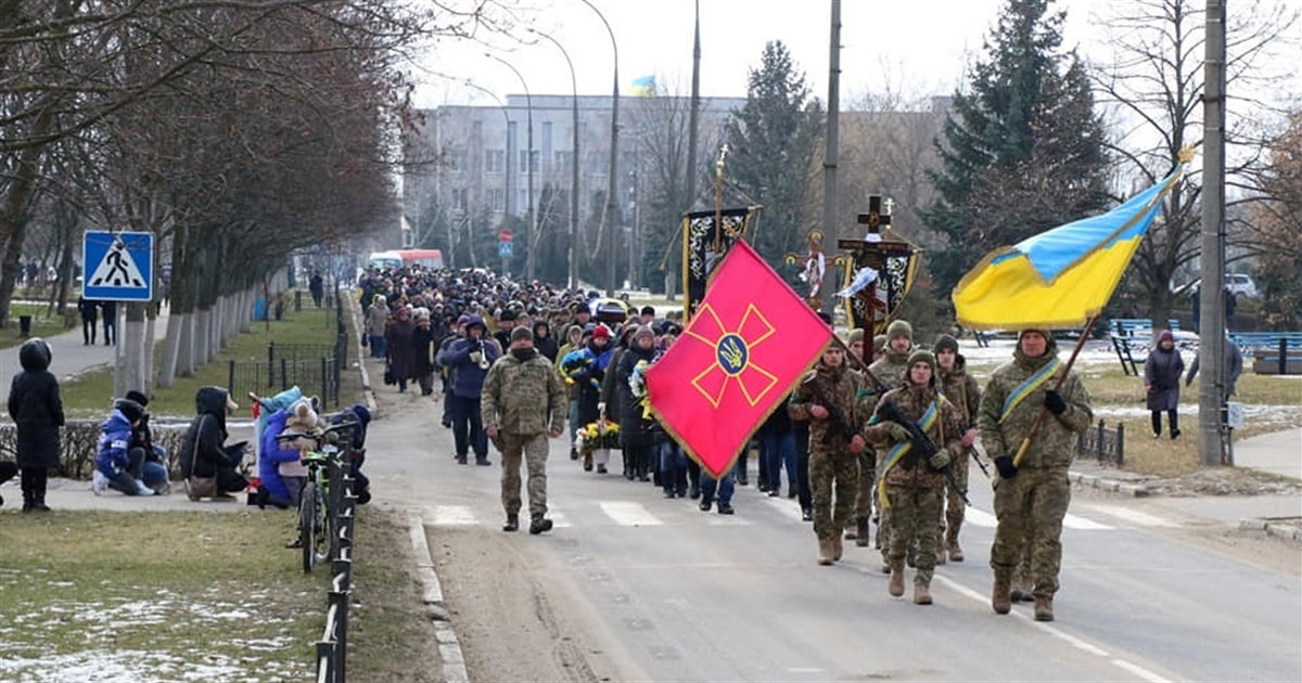 "Пробач мені, мамо, що сам собі вибрав я долю таку": Нетішин провів в останню путь Героя Андрія Руя