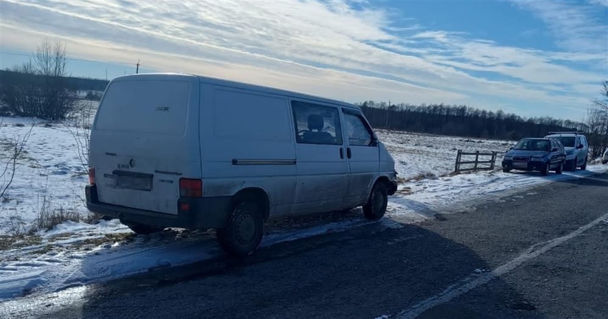 Водій травмував жінку, яка йшла узбіччям, в’їхав у контейнер та електроопору: ДТП на Звягельщині