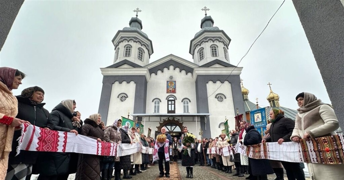 Архієрейське богослужіння відбулося Ошихлібах з нагоди 20-ї річниці заснування релігійної громади