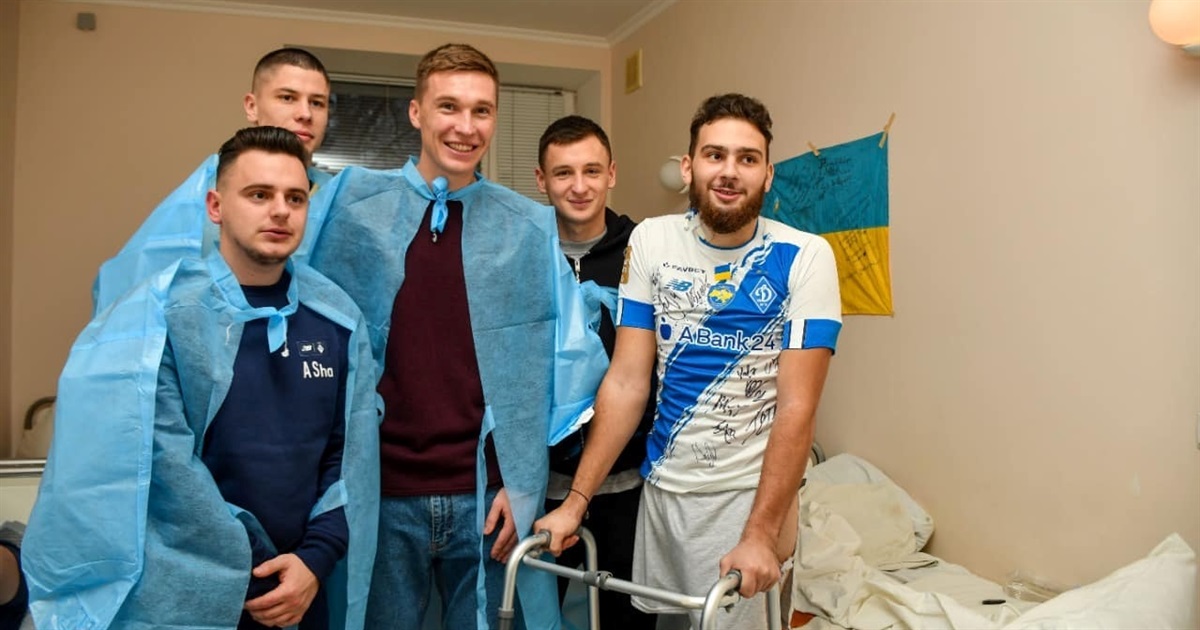 Здійснилась давня мрія: гравці «Динамо» навідали пораненого прикордонника, який захищав Чернігів