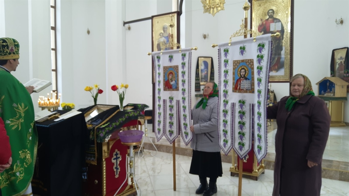 Сім місяців майстрині вишивали хоругви. Мати з донькою подарували їх у володимирецький храм