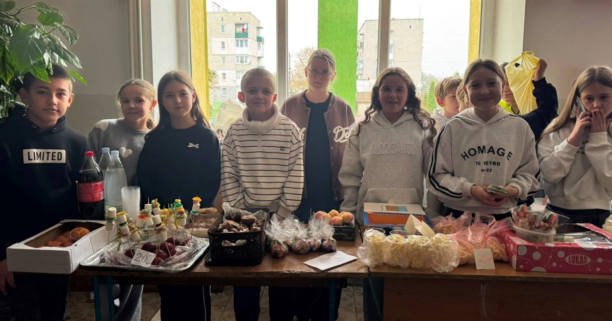 Учні ліцею на Звягельщині зібрали 116 тисяч гривень на благодійного ярмарку для ЗСУ