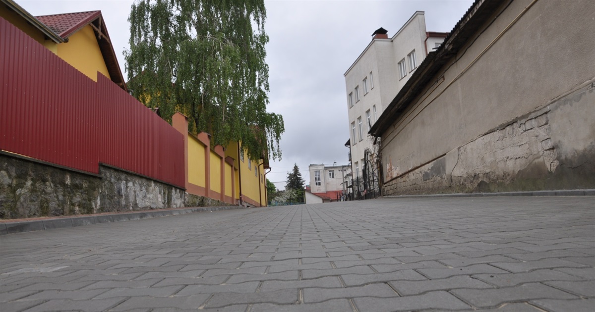 В історичній частині Чорткова асфальтом і бруківкою відновили ряд доріг