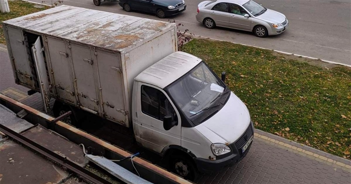 Вантажівки заїжджають на тротуар, обмежуючи рух пішоходів та руйнуючи покриття. Як зарадити?