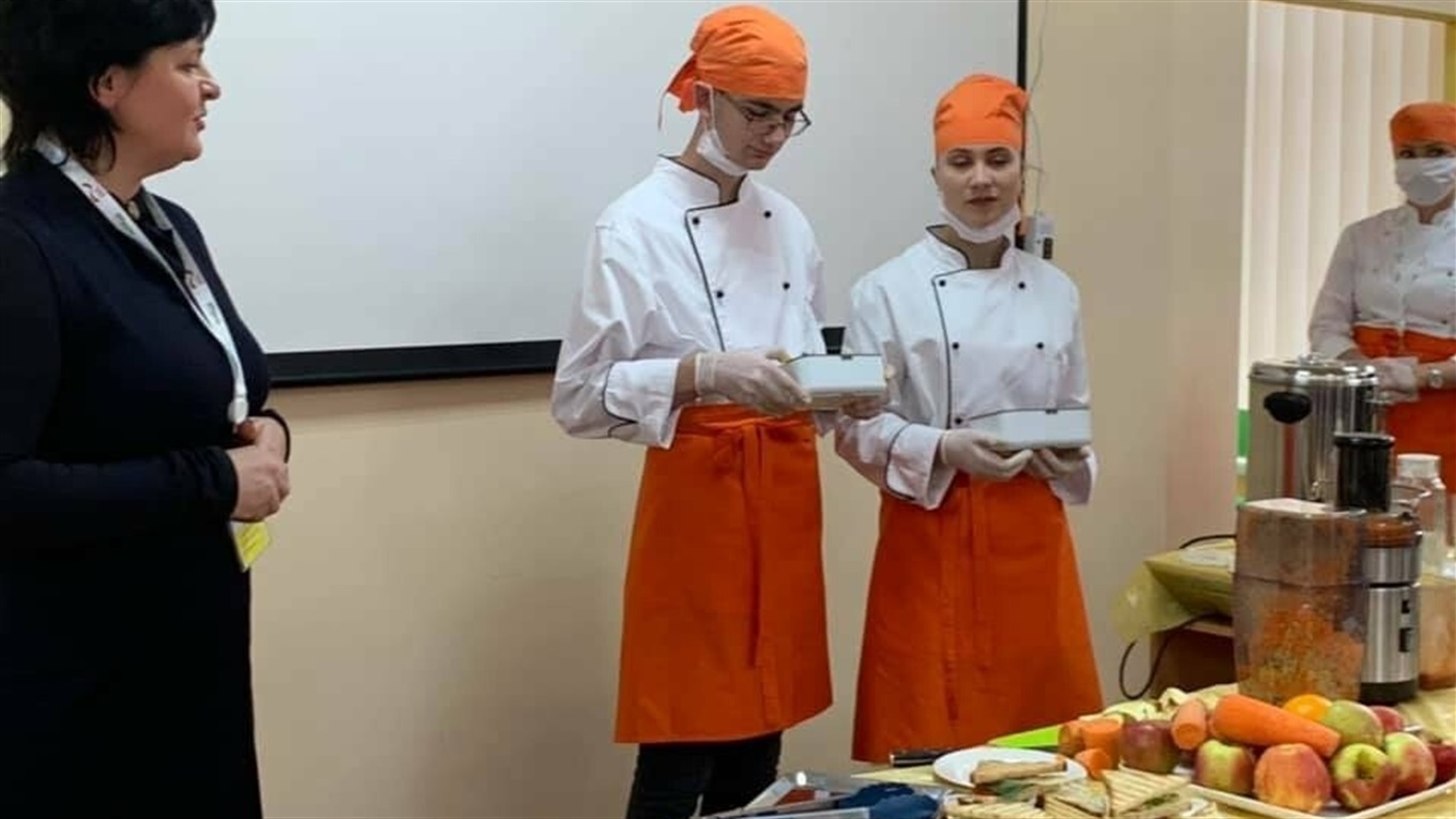 Тосты с авокадо и фреши из сельдерея. В Мариуполе предложили новый подход к питанию в школах