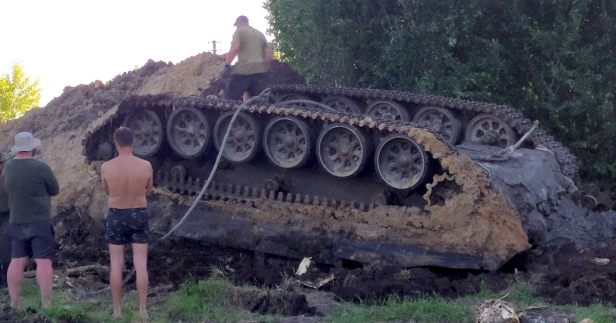 На Чернігівщині підняли з дна річки російський танк