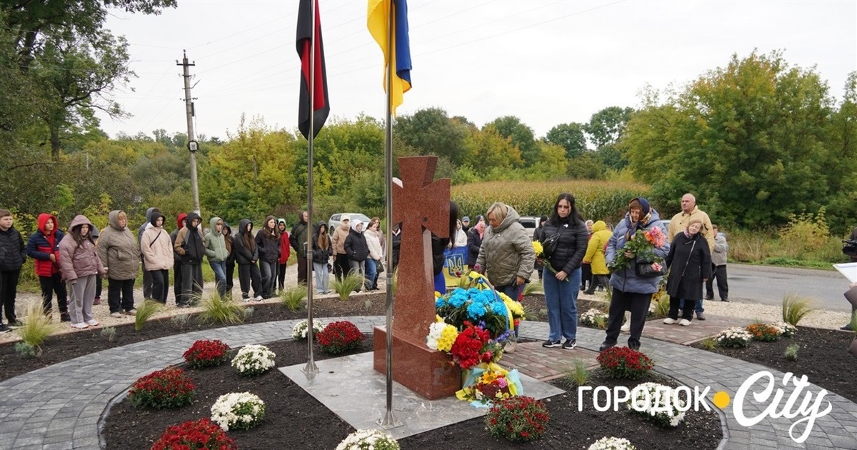 У Зверхівцях встановили «Козацький хрест» в пам'ять про Героя Олександра Чеховського