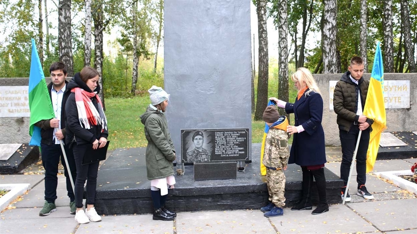 У селі Сущани відкрили пам'ятний знак загиблому земляку