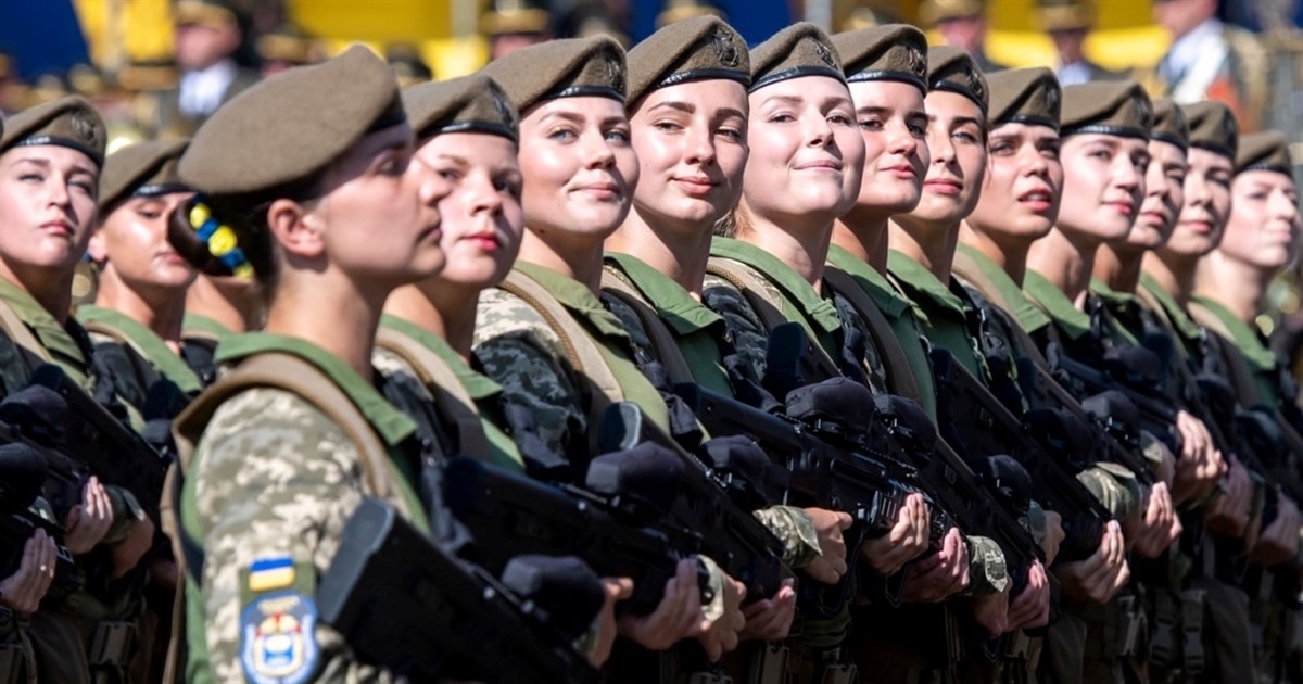 Без паніки: військовий облік для жінок відтермінували на рік, виїзд за кордон не обмежували