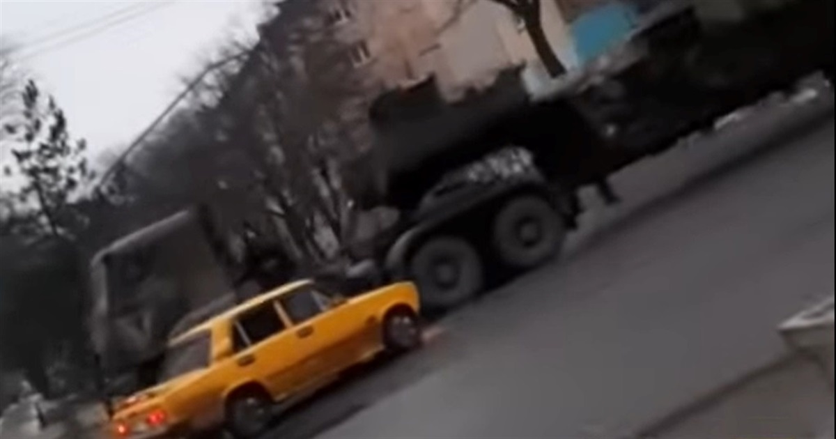Окупанти продовжують стягувати військову техніку у Бердянськ. До чого готуватися містянам