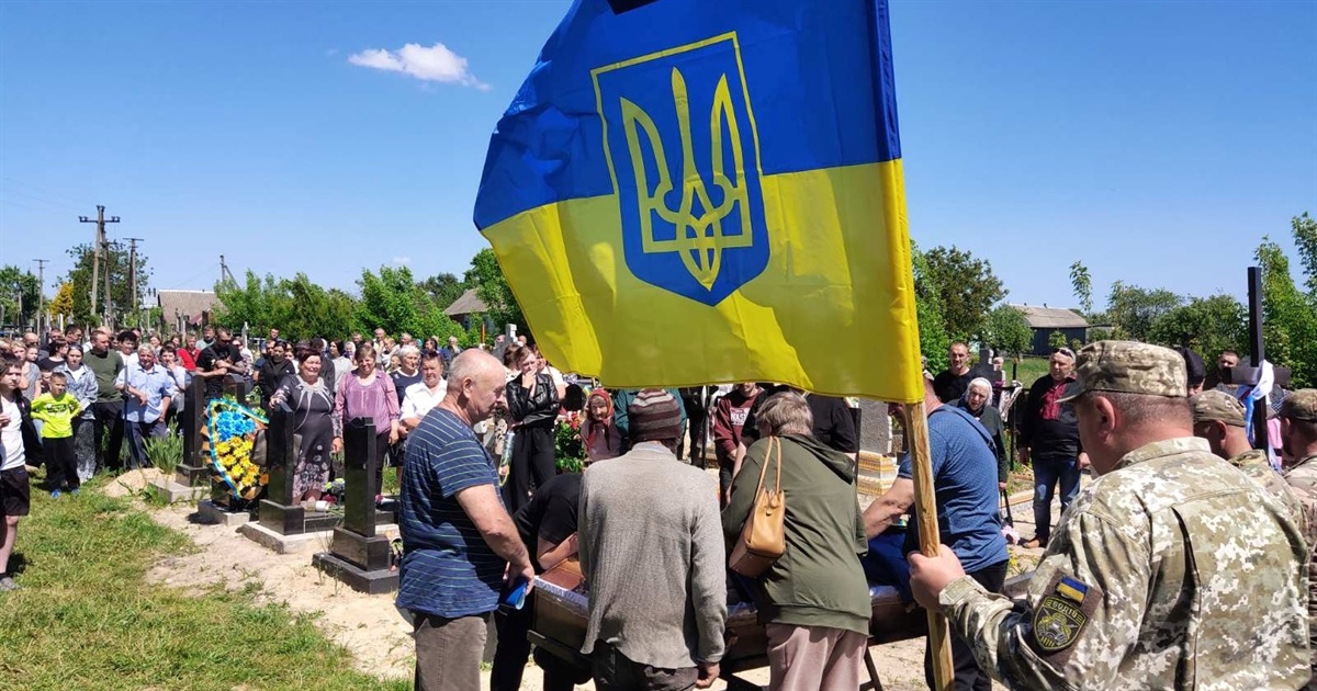 Повернувся на щиті: на Звягельщині попрощалися з воїном-розвідником Богданом Зінченком
