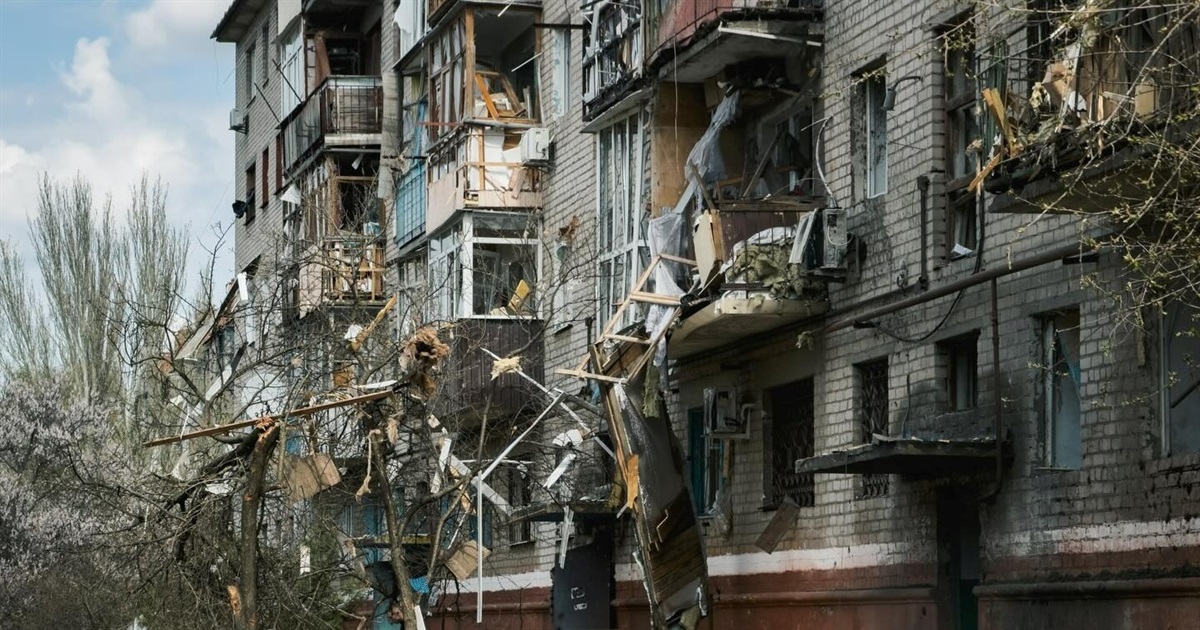 Армія РФ двічі за годину вдарила "шахедами" по будинках у центрі Краматорська. Є поранені