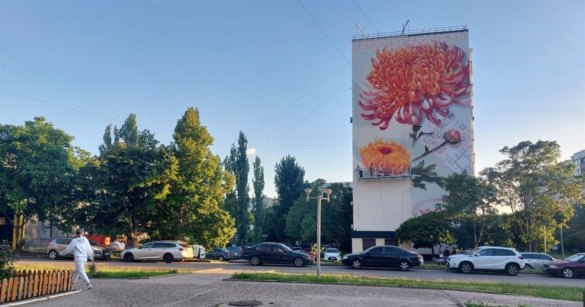 Квітка, що зростає зі стіни: у Південноукраїнську створюють мурал до Дня міста