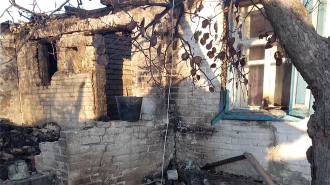 «Выносили детей через окна»: в доме многодетной семьи Попаснянского района случился пожар