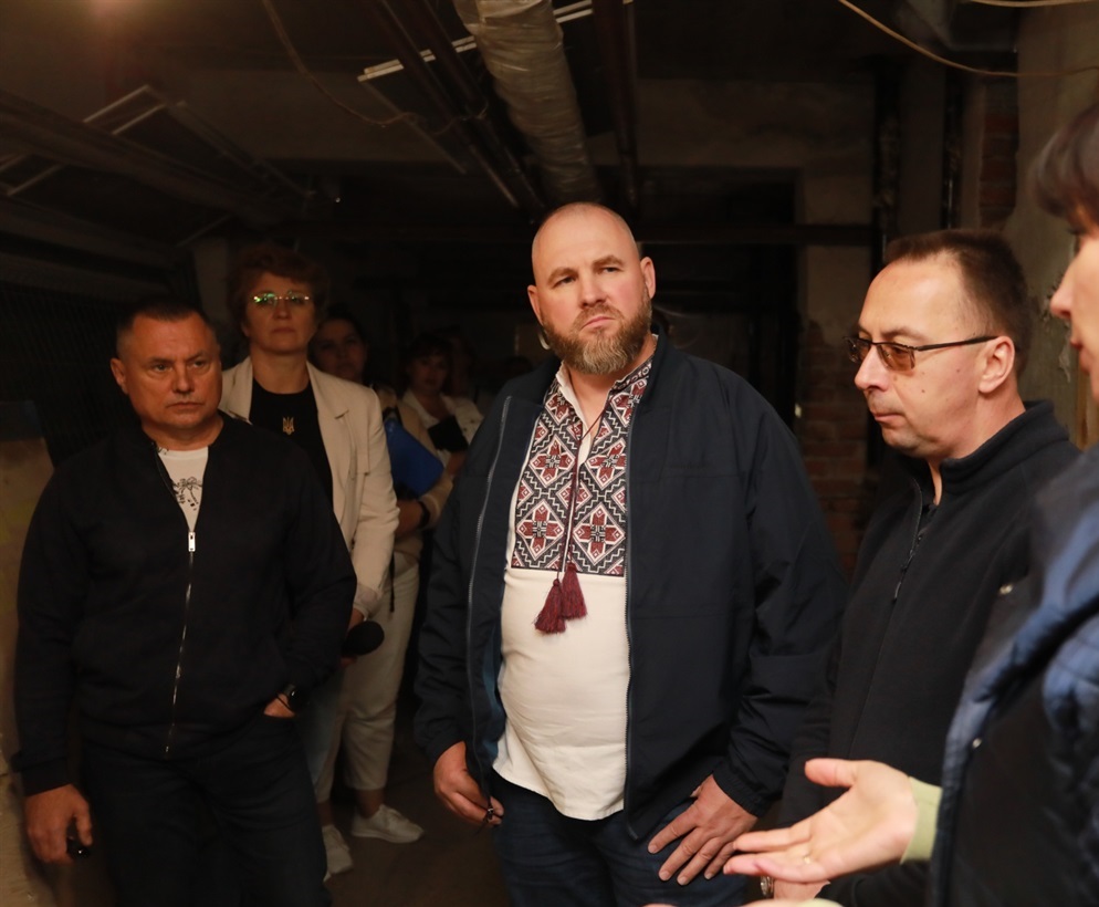 Валерій Яковенко (у центрі) у підвалі під лікарнею, де вже стартувало будівництво