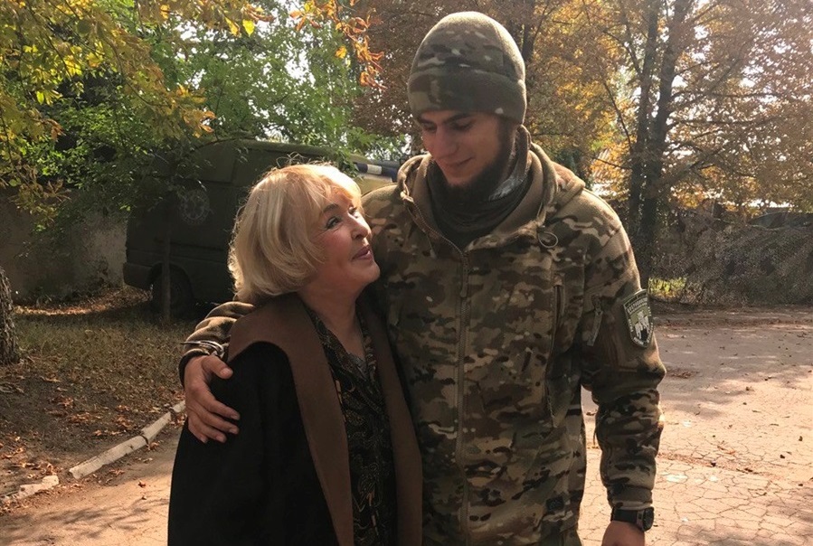Ада Роговцева із загиблим захисником Дмитром Коцюбайлом ("ДаВінчі"), якого називала сином