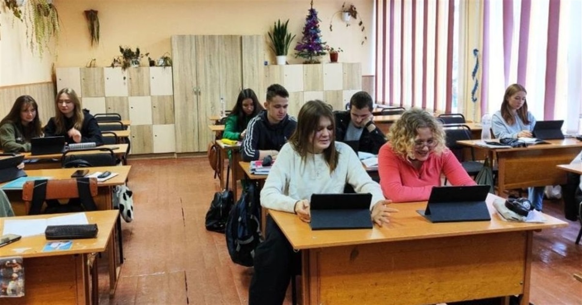Швейцарська компанія подарувала гімназії №7 у Звягелі комп'ютери та планшети