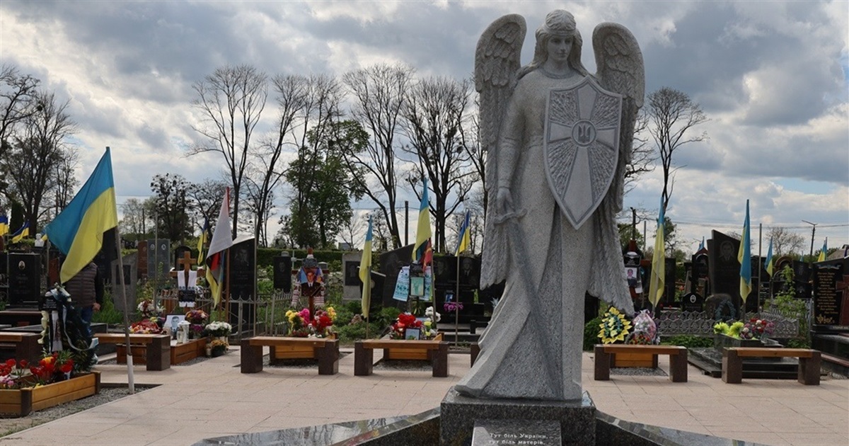 У поминальні дні у Звягелі курсуватимуть додаткові автобуси до кладовищ: розклад руху