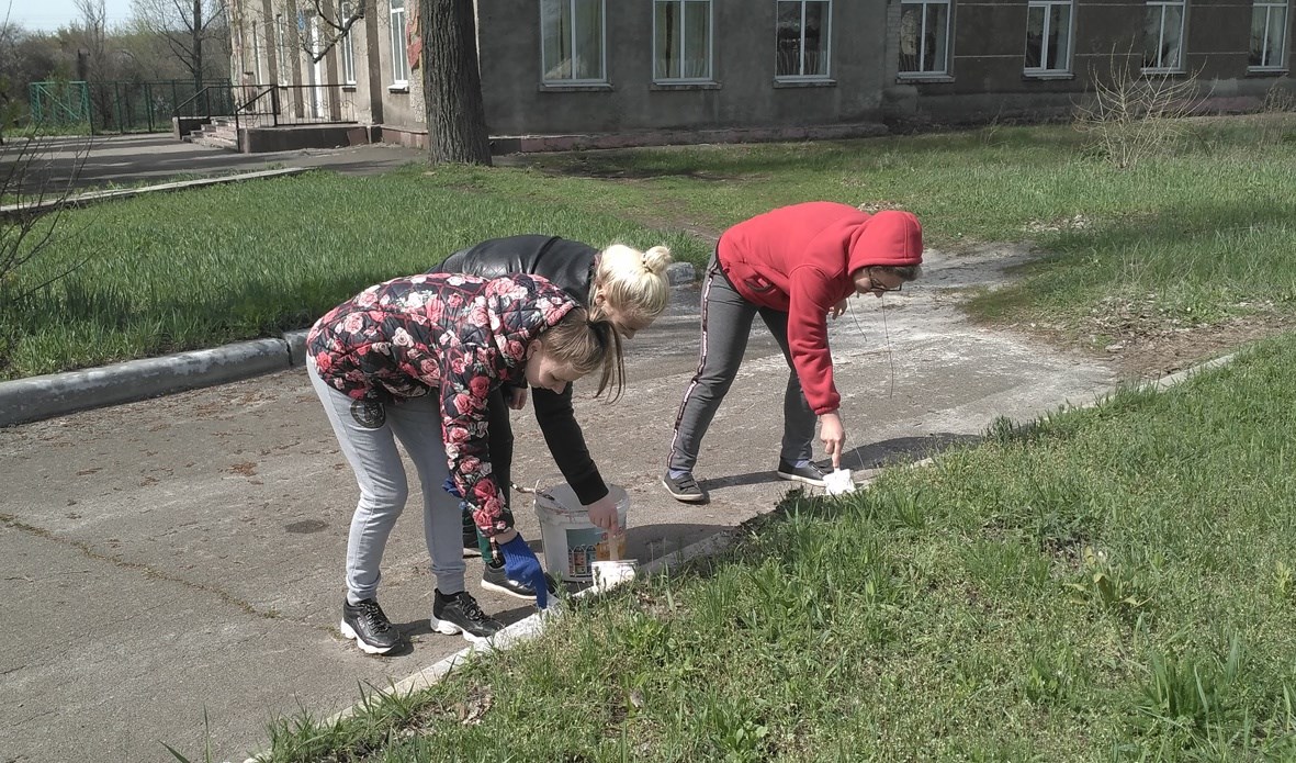 У Сонцівському НВК роблять чистим довкілля