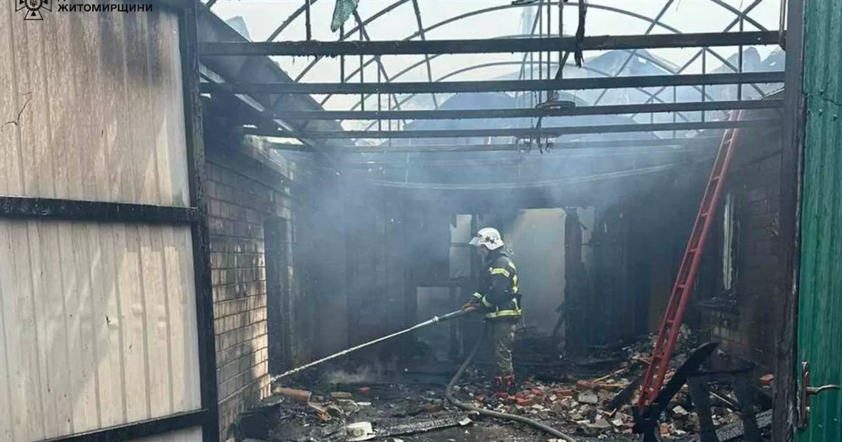 Вогнеборці та місцеві жителі гасили пожежу у житловому будинку на Звягельщині: деталі