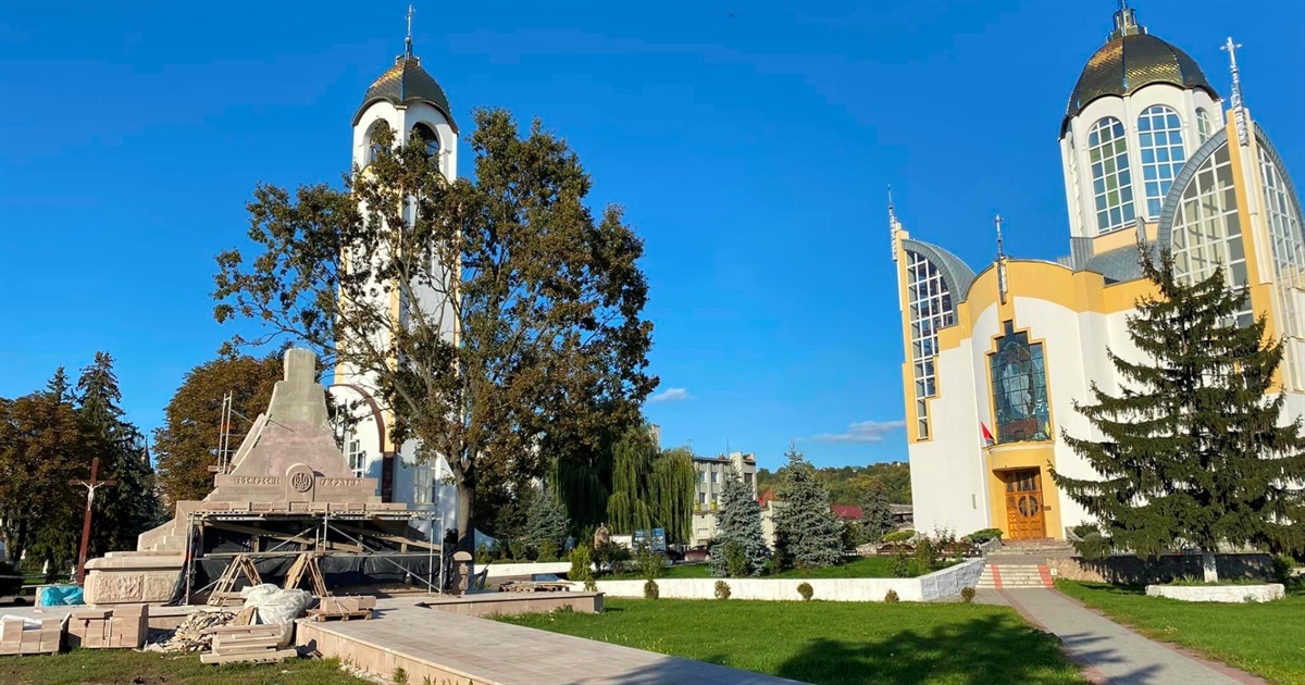 Як у Чорткові будувався Місійний Хрест, який невдовзі освячуватиме Блаженнійший Патріарх Святослав