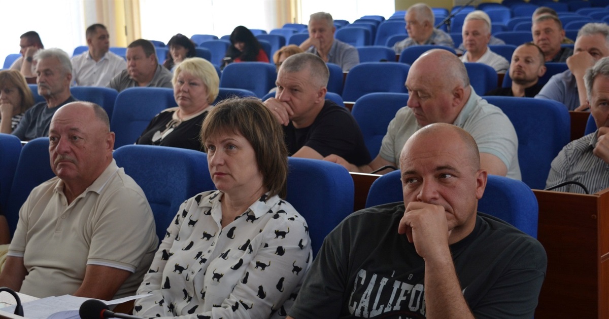 На сесії Звягельської райради вшанували Героїв, обговорили меліорацію та затвердили низку рішень