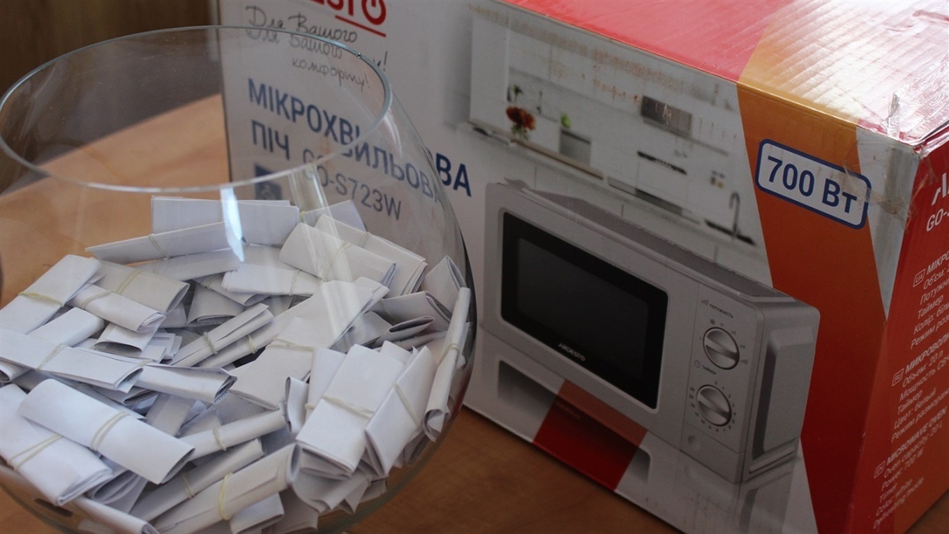 Кому досталась микроволновка: редакция газеты «Новый день» разыграла приз среди своих подписчиков