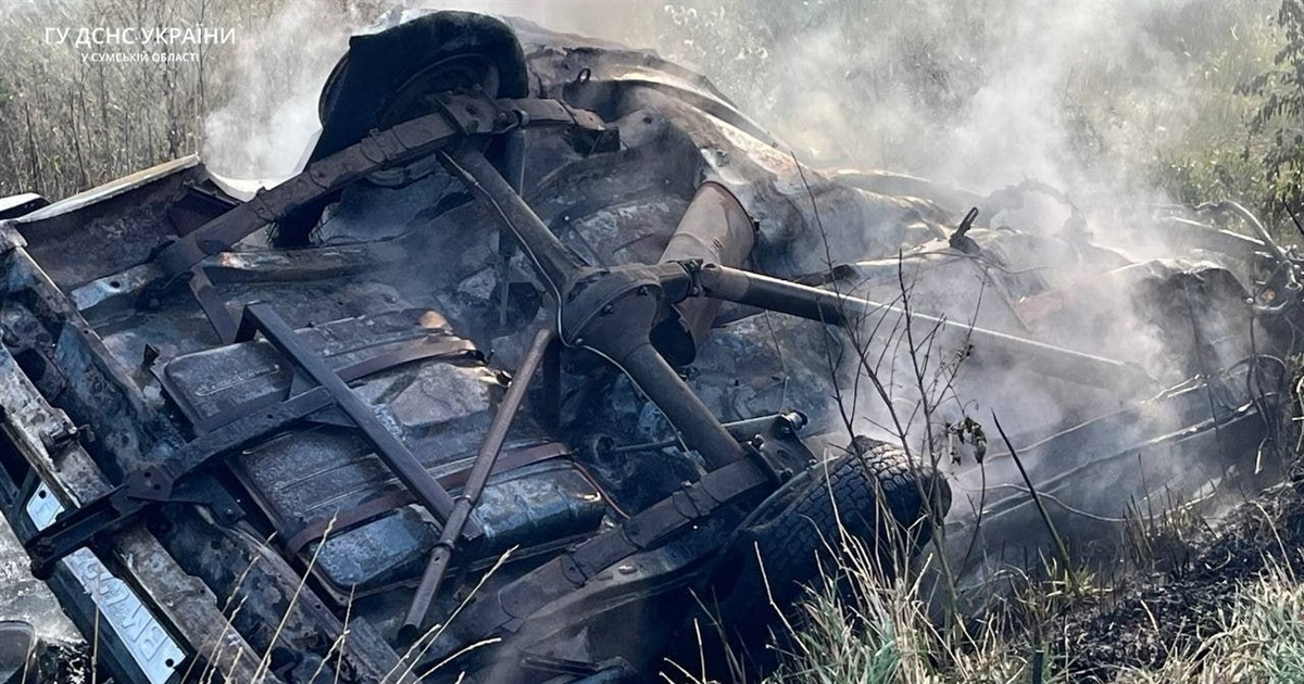Біля Ворожби авто з'їхало в кювет та підірвалось на боєприпасі (ВІДЕО)