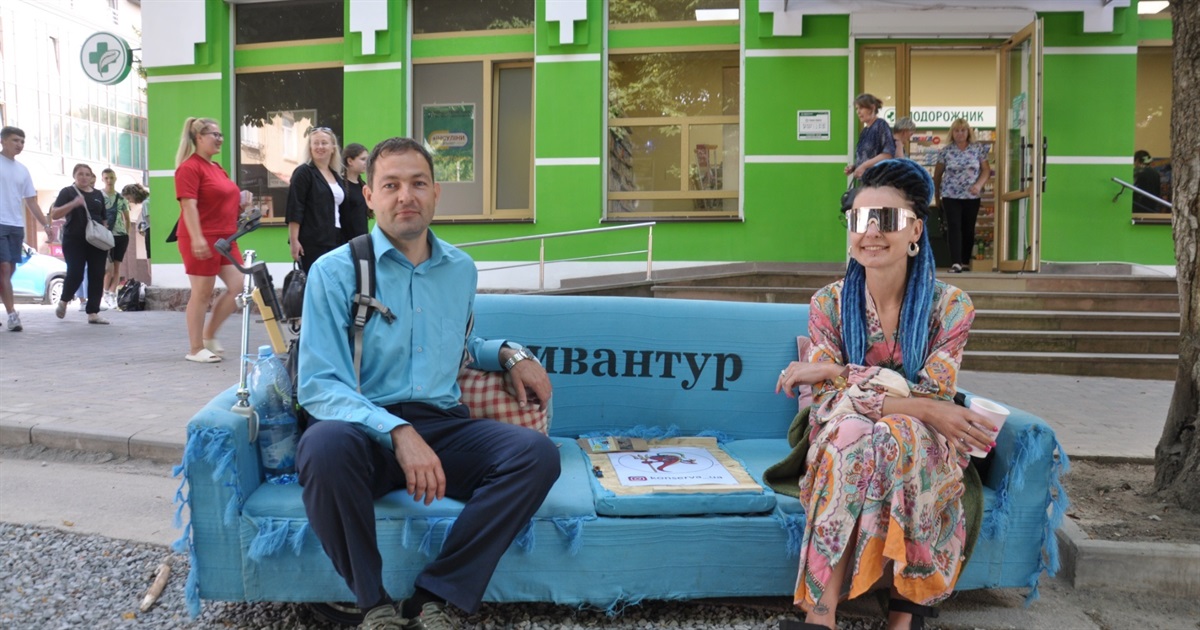 Сіли і поїхали! Винахідник-переселенець вирушив на дивані зі Заліщиків до Києва, збираючи кошти ЗСУ