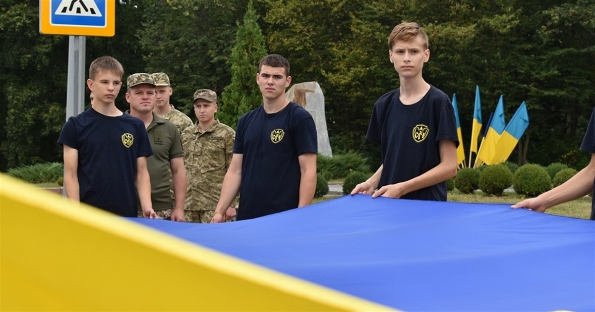 Звягеляни пронесли синьо-жовтий стяг через усе місто: учасники пробігу подолали понад 8 км
