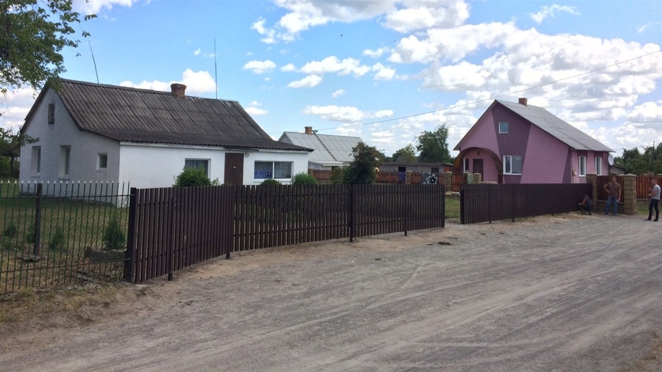 Громада Малого Жолудська зробила ремонт вулиці та огорожі біля ФАПу