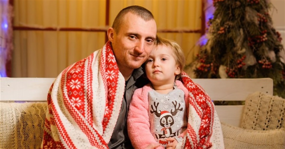 Єва на зупинці обійняла військового, бо той схожий на татуся. Роман Кугій зник безвісти в Маріуполі