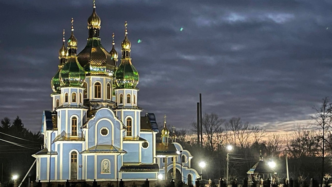 Перед різдвяними святами Володимирський храм засяяв і вночі