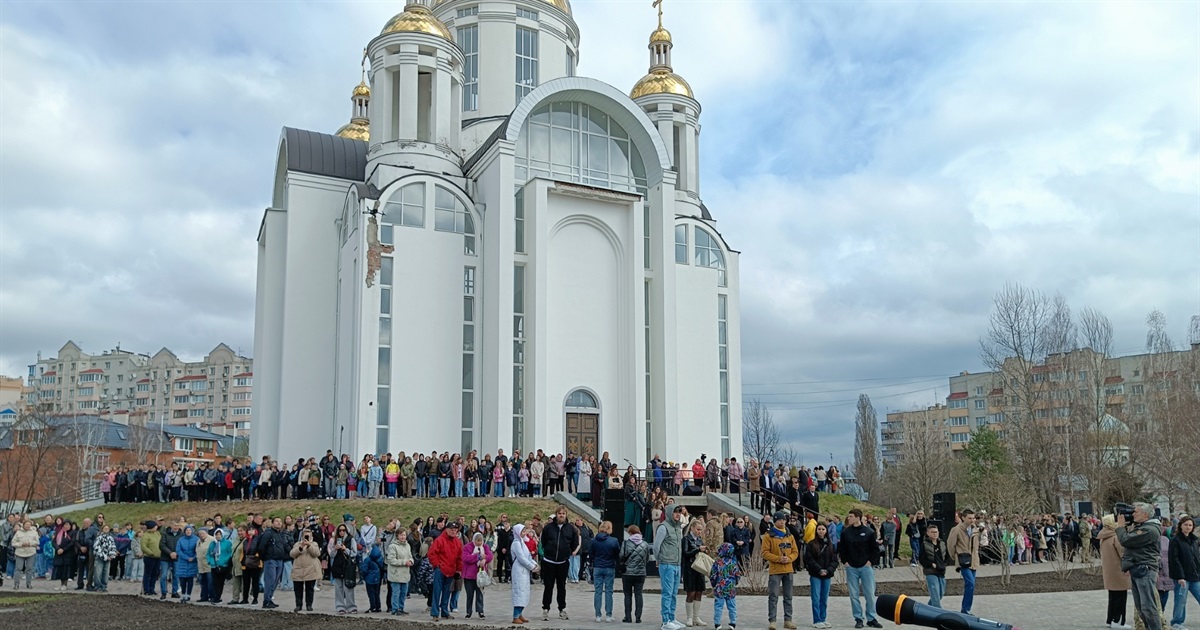Був тут поранений: воїн з Нової Каховки побував у Бучі в третю річницю звільнення міста
