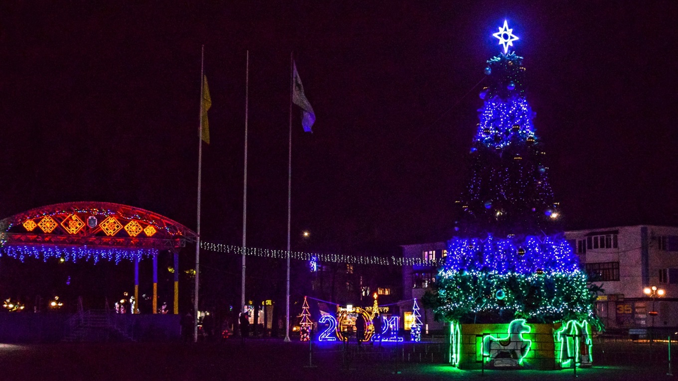 Місто під софітами: як прикрасили Сарни на новорічно-різдвяні свята