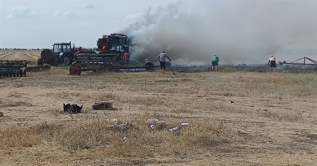 У Каховському районі горять комбайни і поля