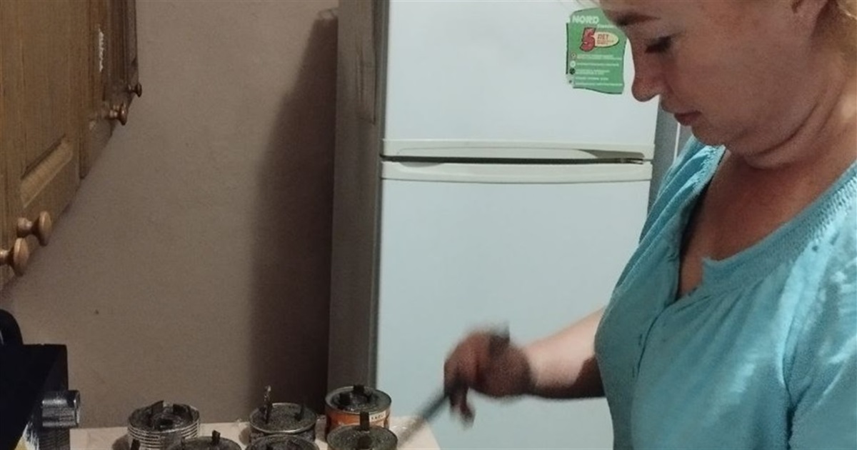 Любов Ракульцева з Попасної виготовляє окопні свічки для військових ЗСУ