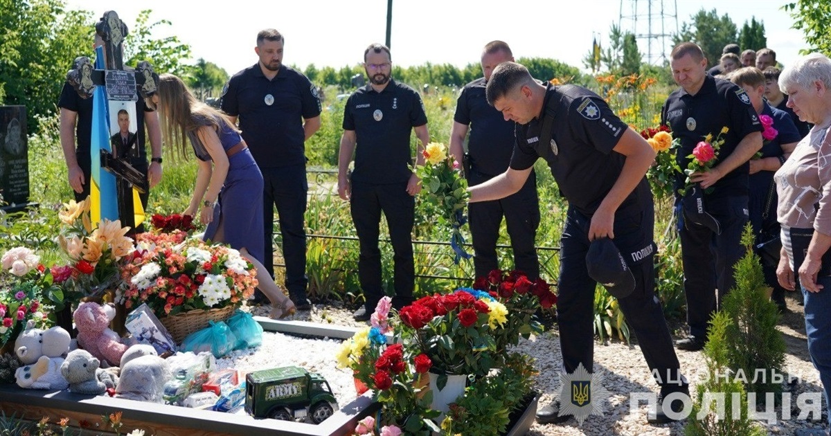 Поліцейські вшанували пам'ять свого загиблого колеги Романа Бабенка та його сина Дмитрика