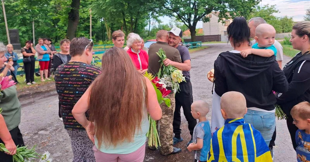 Героя Анатолія Майструка зустріли вдома на Звягельщині після майже двох років полону
