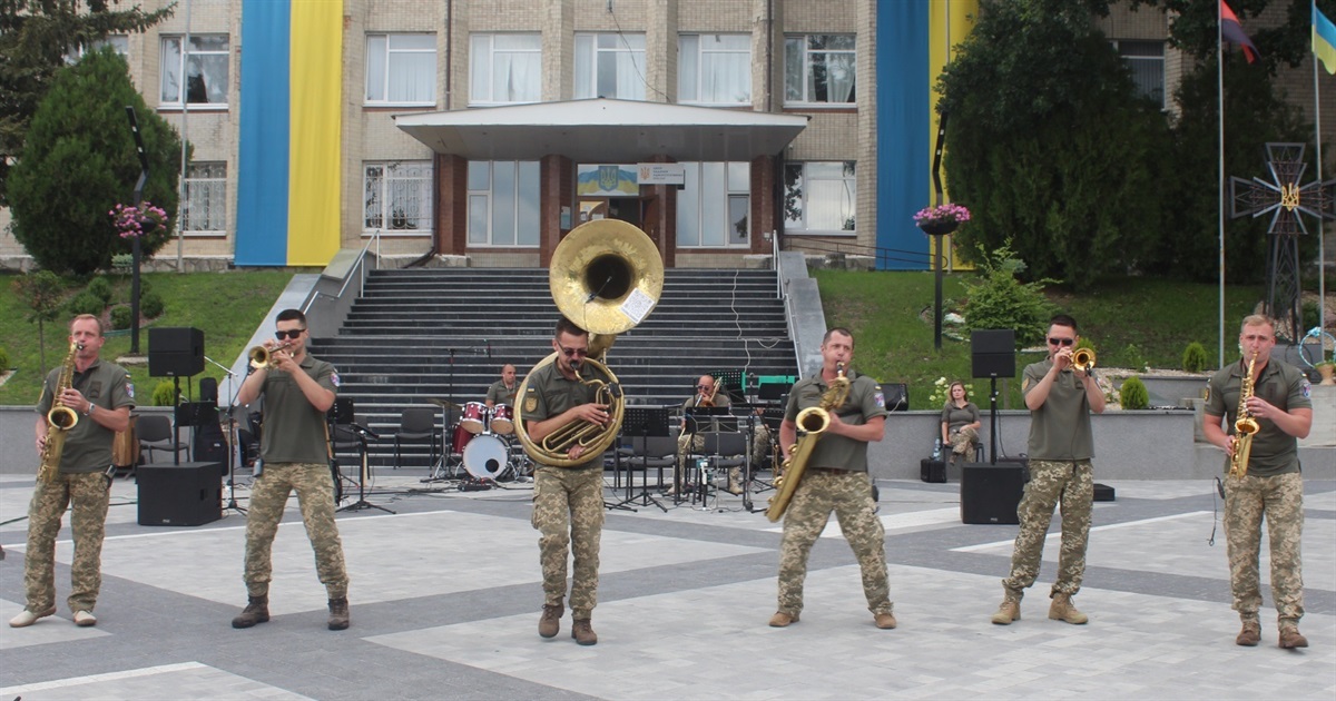 «Тюльпани на пероні» підкорили публіку. У Городку виступали військові музиканти із Одеси