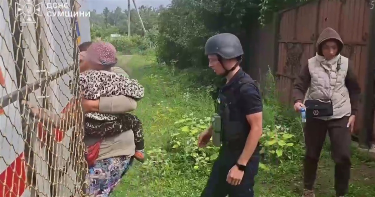 Співробітники ДСНС евакуювали маму з дитиною з прикордонної Білопільської громади