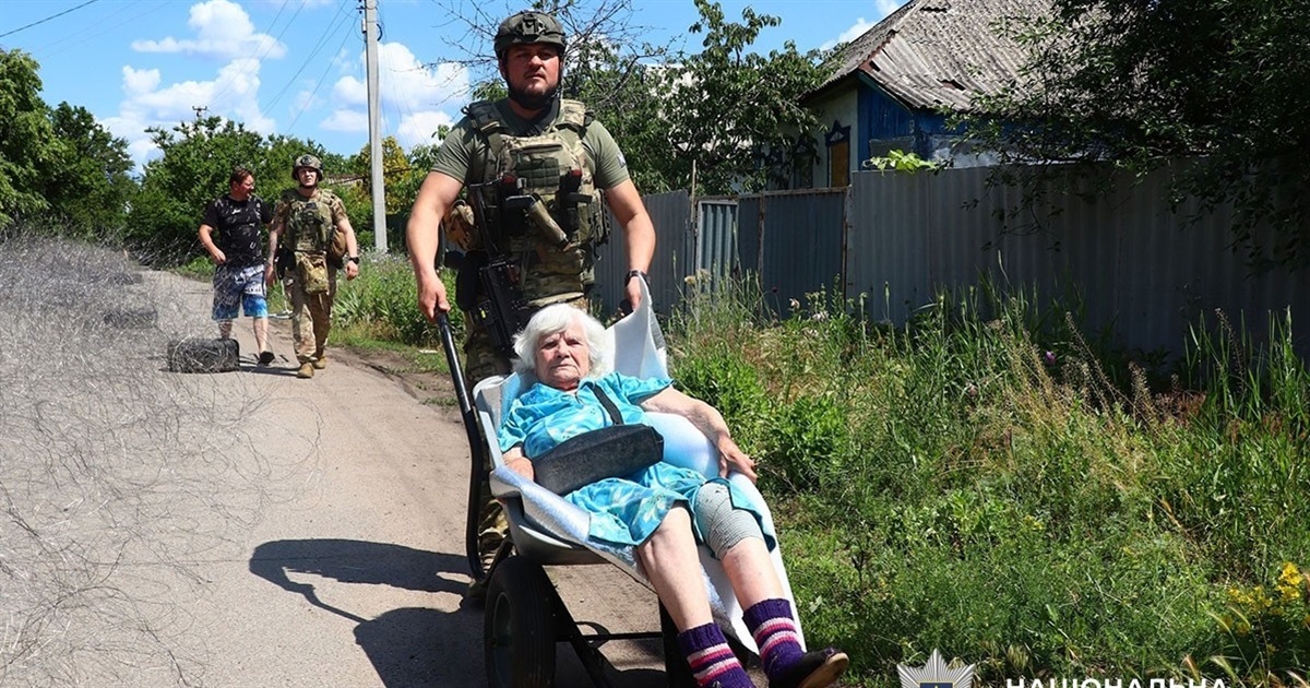 З Дружківки евакуювали двох літніх жінок. Одній із них 96 років, її вивозили на тачці під дронами