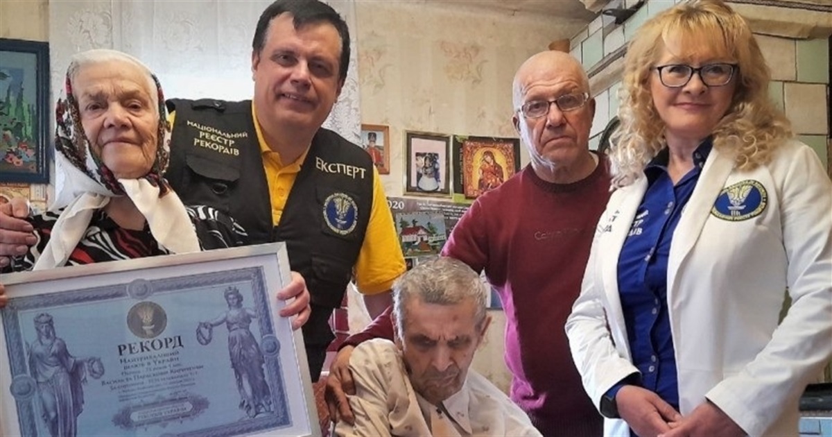 На Київщині встановили рекорд подружнього життя та заборонили штучні квіти на кладовищах