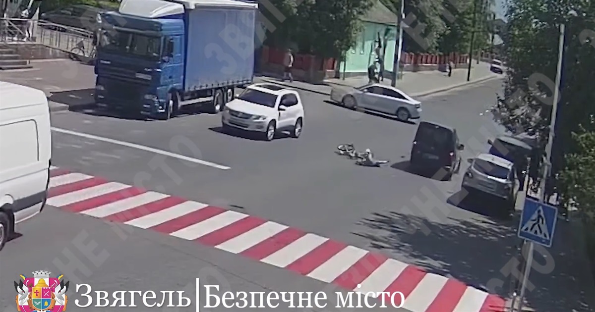 Поруч з Ліцеєм №4 дівчину на велосипеді збила автівка: відео системи "Безпечне місто"
